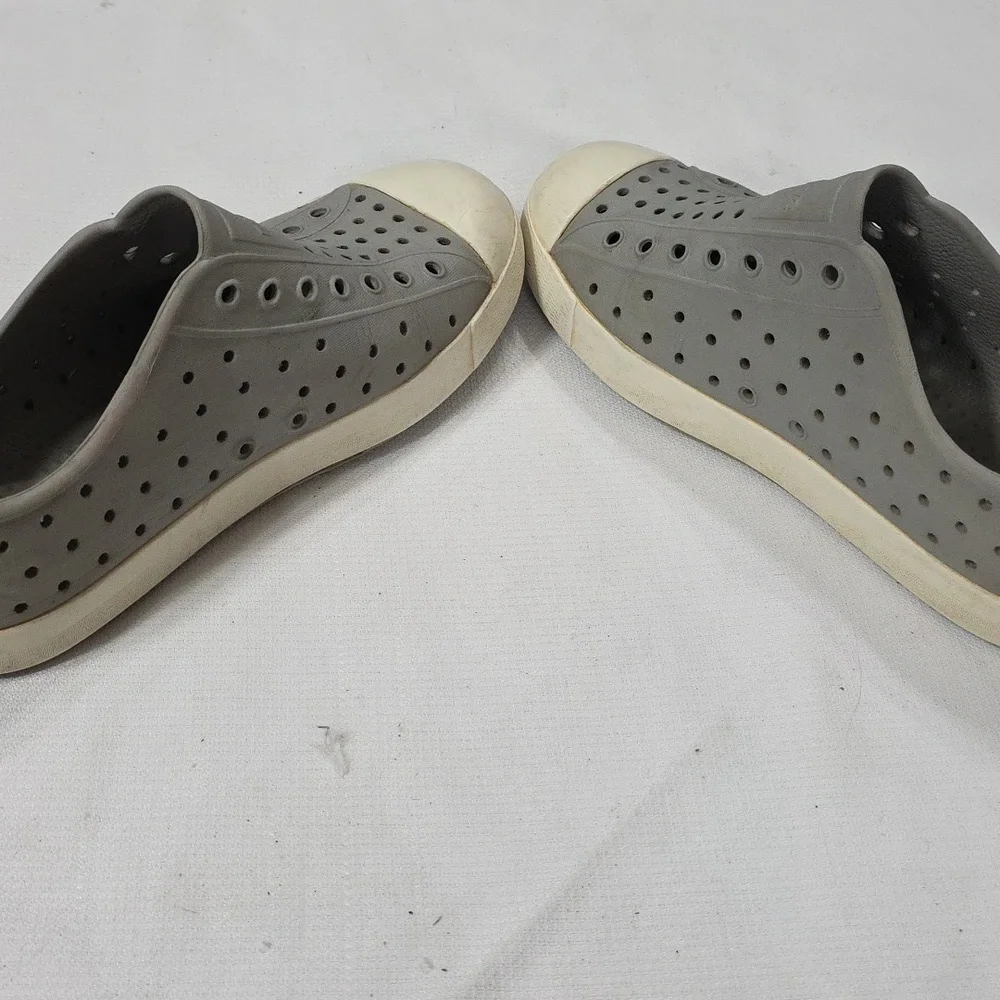 Native Kids Gray Slip-On Shoes Waterproof Outdoors Beach Sz J2‎ GUC READ